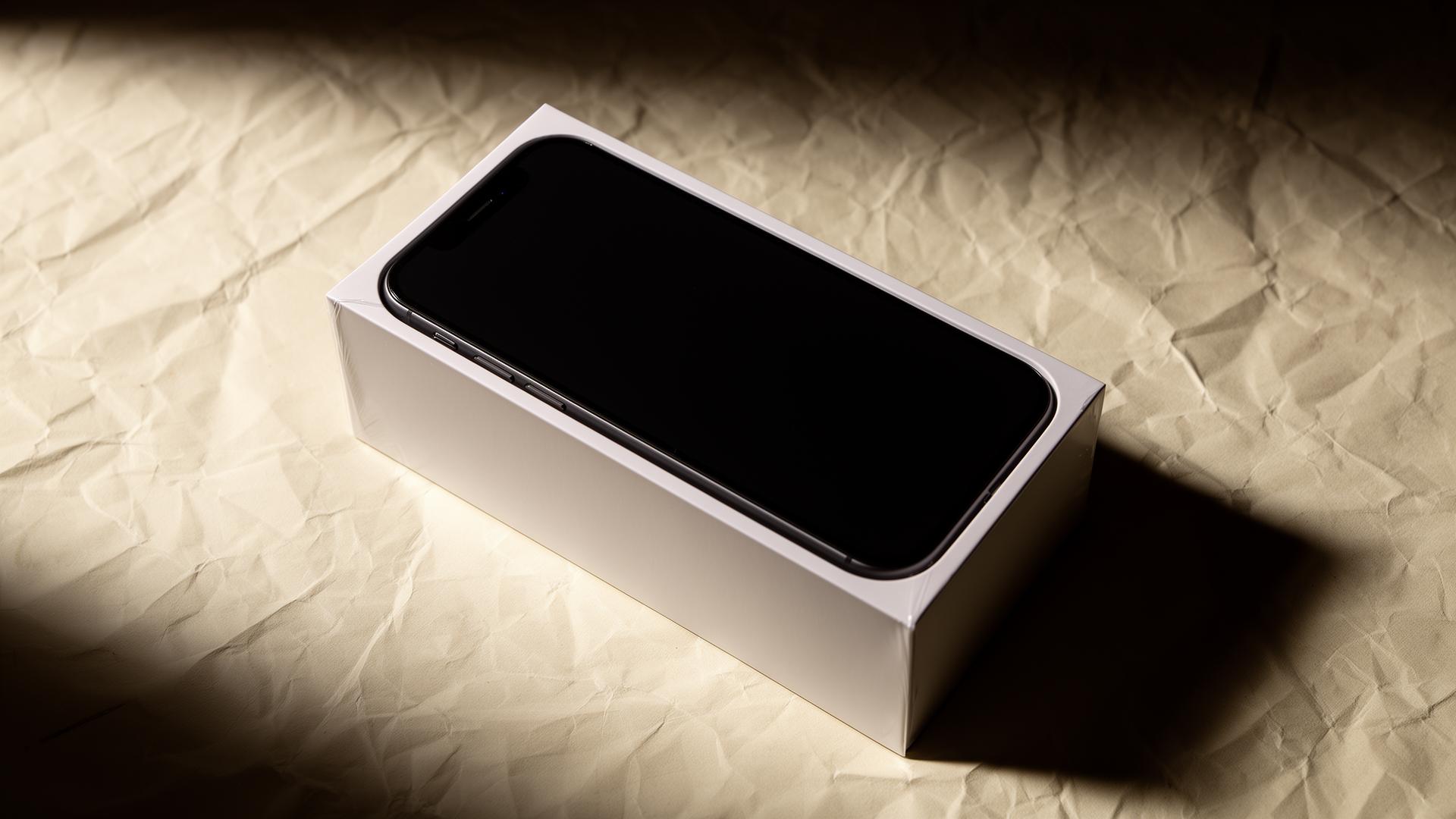 Smartphone novo em embalagem original sobre superfície de papel
